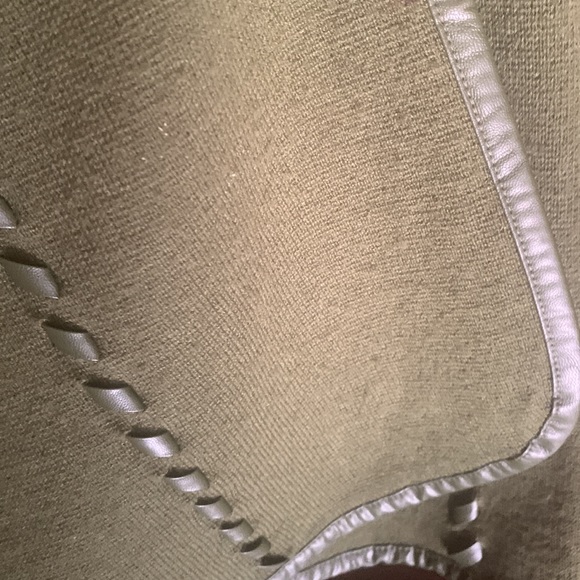 Patricia Nash Knit Cape with Whipstitch Detail size says M/L posted it as medium - Picture 5 of 12